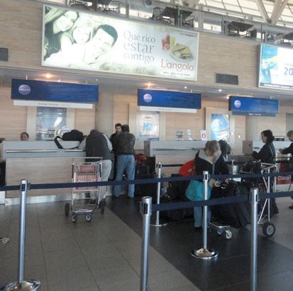 poste separador con cinta extensible. Imagen ejemplo aeropuerto