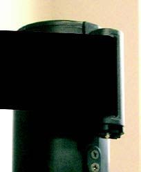 detalle del sistema de bloqueo de la cinta en poste separador