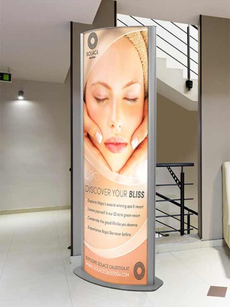 Tótem curvo con iluminación LED