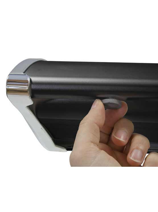 Roll Up con acabado metálico negro detalle pie