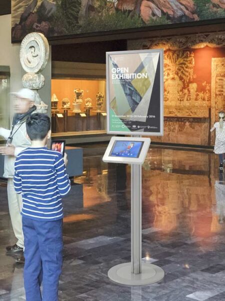 Soporte de tablet con marco publicitario