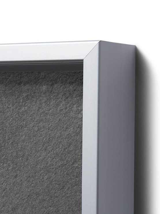 Vitrina con fondo de fieltro en color gris detalle esquinas