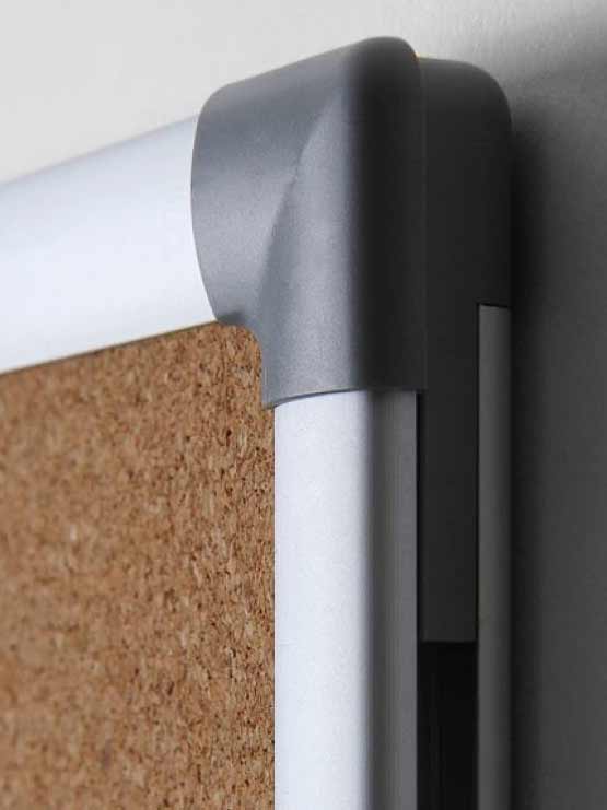 Corcho pared con marco y perfil de aluminio