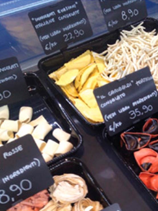 Bandejas plástico negras metacrilato muestra