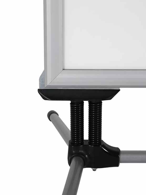 Detalle del frontal del cartel con perfil ancho para poner en la calle