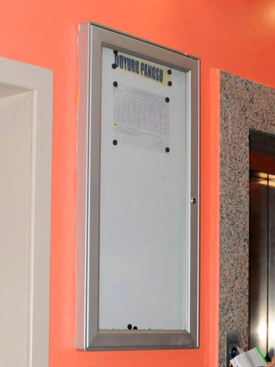 Vitrina magnética con trasera de acero ejemplo