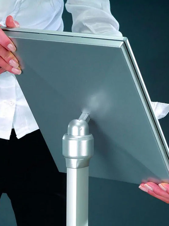 Porta Menús ajustable con marco de aluminio