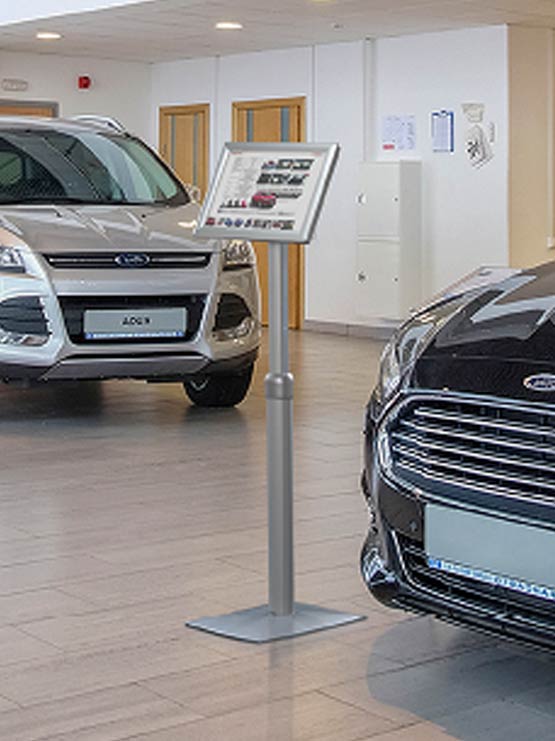 Porta Menús ajustable ejemplo concesionario automóviles