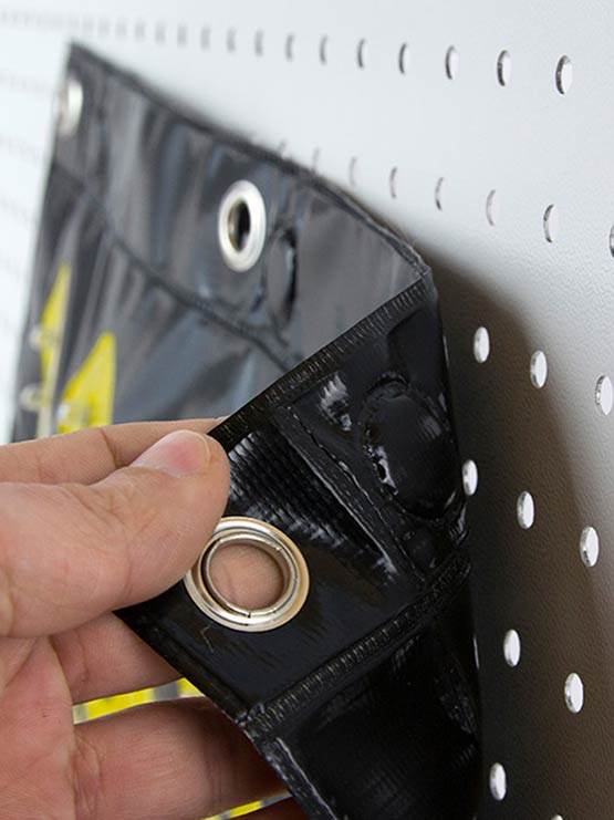 Lona magnética negra y amarilla con flechas led direccionales detalle