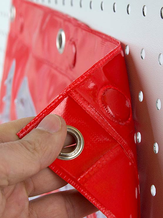 Lona magnética roja y blanca con flechas led direccionales detalle